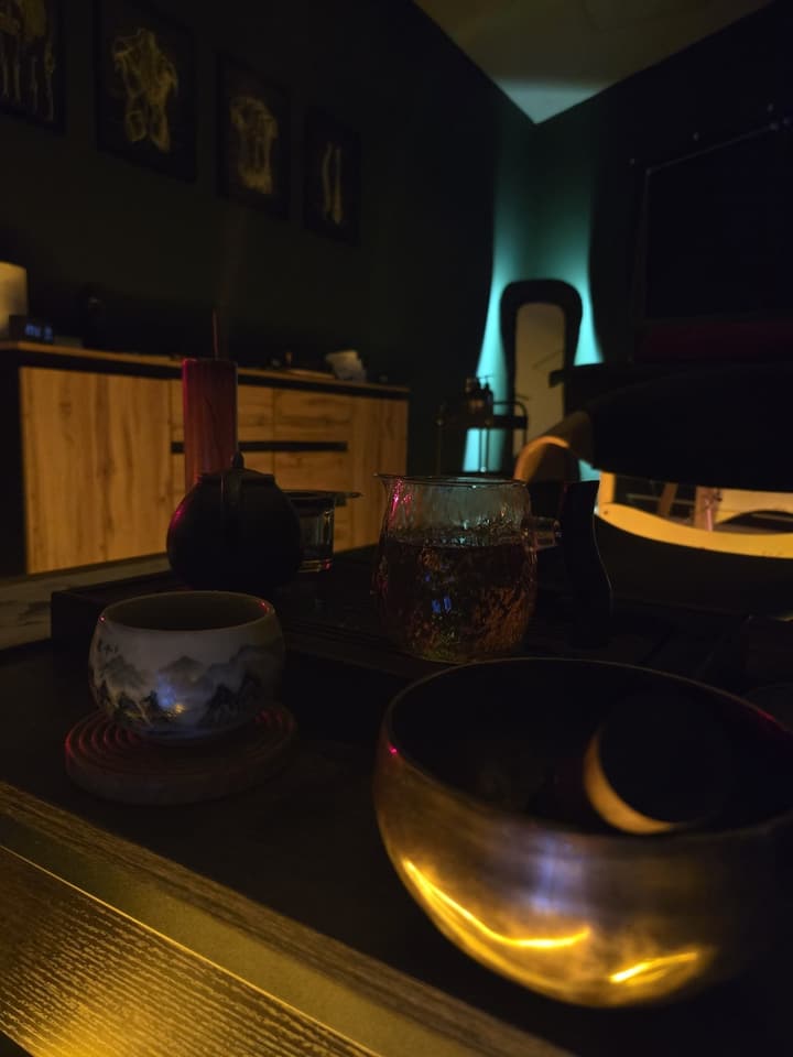 Two glass bowls of amber tea on a bamboo tray